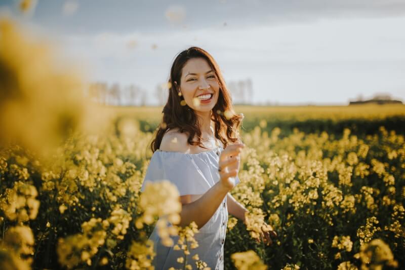 Frau im Feld mit Blumen