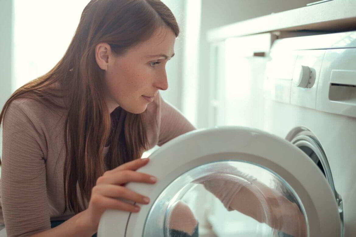 Kissen für Allergiker reinigen Frau bedient Waschmaschine