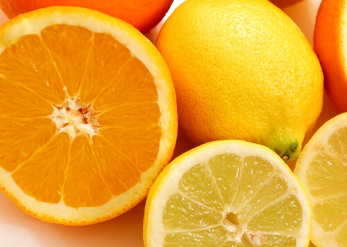 Orangen und Zitronen teilweise aufgeschnitten